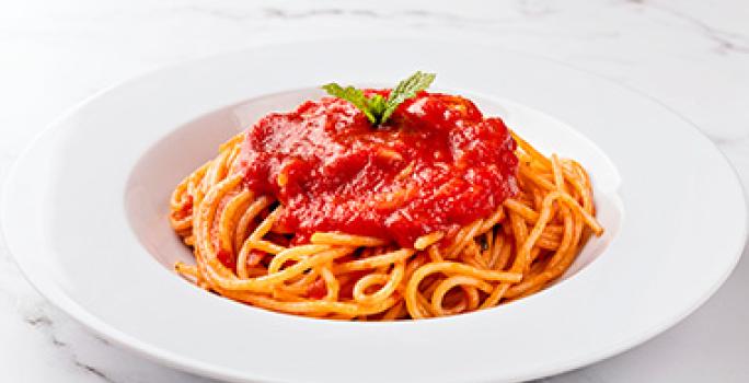 Espagueti preparado con una salsa de tomates enlatados. Espagueti preparado con una salsa de tomates enlatados.