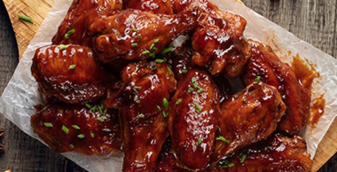 Alitas de pollo bañadas en salsa picante comida típica de Estados Unidos Alitas de pollo bañadas en salsa picante comida típica de Estados Unidos