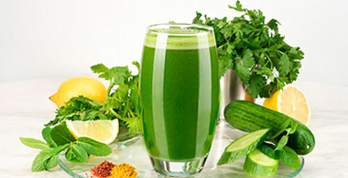 Batido verde con ingredientes que son colorantes comestibles Batido verde con ingredientes que son colorantes comestibles