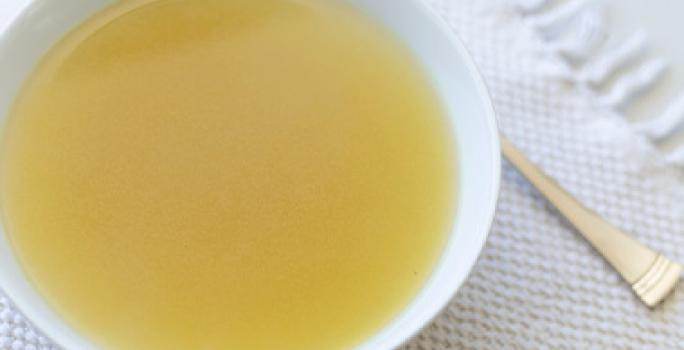 Caldo filtrado con colador Caldo filtrado con colador