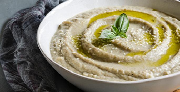 Baba ganoush servido en un plato hondo, una comida árabe muy conocida. Baba ganoush servido en un plato hondo, una comida árabe muy conocida.