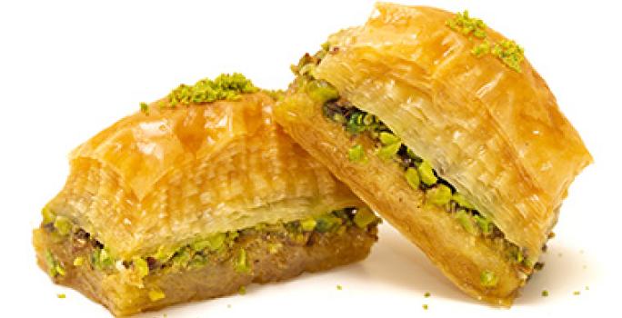 El baklava es uno de los postres más comunes de la comida árabe. Dos porciones de baklava, una comida árabe que se usa como postre.