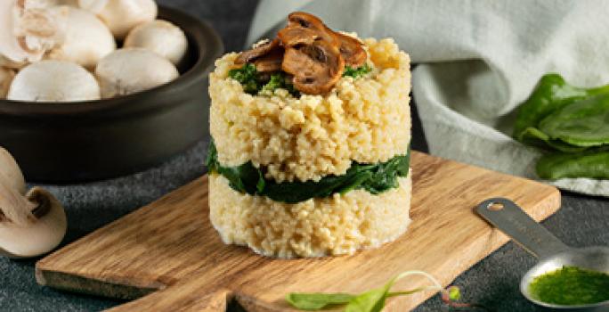 El cuscús se puede usar con todo tipo de alimentos. Preparación de cuscús, una comida árabe, con champiñones