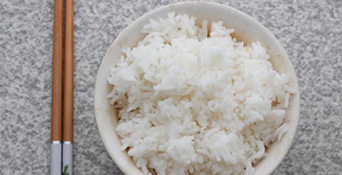 El arroz hace parte de varios platos típicos de China. Plato de arroz blanco, un ingrediente muy común en la comida típica de China.