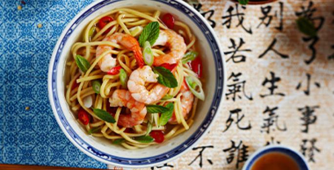 La combinación de fideos y alimentos de mar es un clásico en la comida típica de China. Plato con fideos y camarones, comida típica de China.