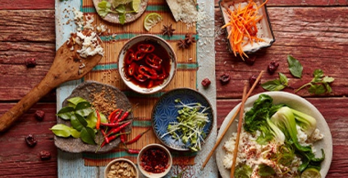 En la comida de Vietnam se usan muchos ingredientes frescos. Ingredientes y condimentos frescos de la comida de Vietnam.