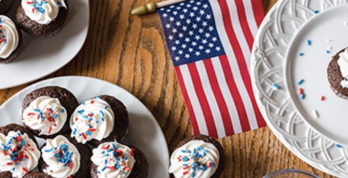Cupcakes con colores y bandera comida típica de Estados Unidos Cupcakes con colores y bandera comida típica de Estados Unidos