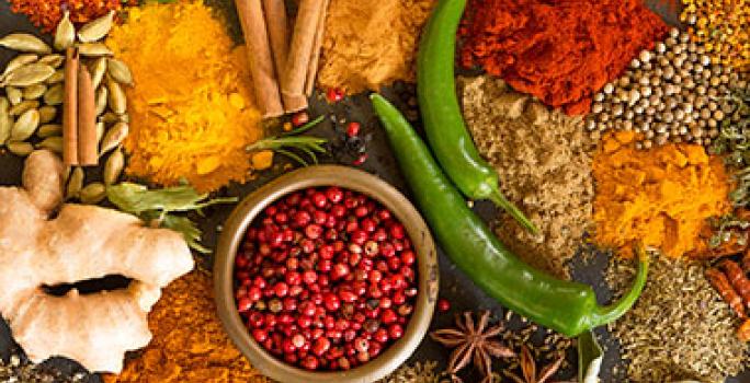 Diferentes especias para hacer receta con curry