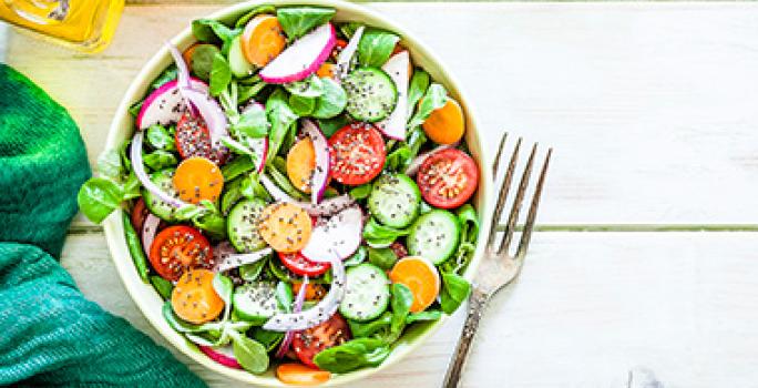 Las ensaladas navideñas tienen combinaciones de frutas y verduras. Ensalada navideña con verduras de distintos colores.