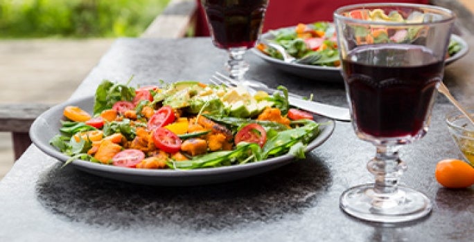La mejor ensalada navideña es fresca, ligera y colorida Una ensalada navideña fresca, con tomates cherry y zanahoria, entre otros ingredientes.