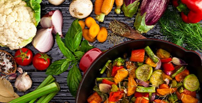 Podemos usar cualquier verdura para preparar una ensalada navideña. Verduras de muchos colores para una ensalada navideña.