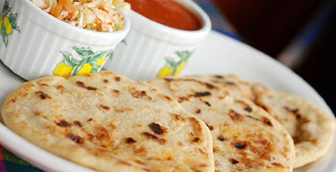 Las arepas no pueden faltar en los libros de cocina de Colombia y Venezuela. Arepas con acompañamientos, muy tradicionales en los libros de cocina de algunos países.