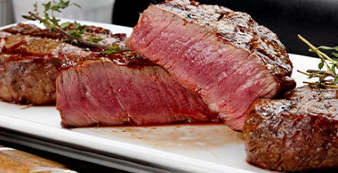 Las recetas con distintas carnes son muy comunes en los libros de cocina. Carne asada con el centro rojo. La preparación de este alimento es común en los libros de cocina.