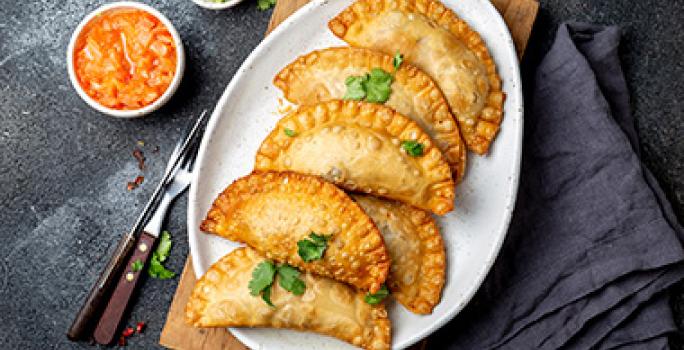 Las empanadas son un clásico en los libros de cocina latinoamericanos. Empanadas fritas con salsas, una preparación que suele estar en los libros de cocina.