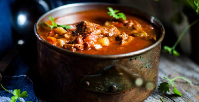 Licuadora de inmersión para batir ingredientes en olla grande con sopa Licuadora de inmersión para batir ingredientes en olla grande con sopa