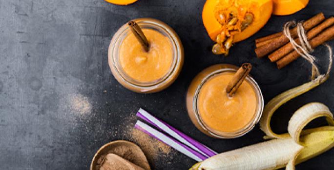 Licuadora de inmersión para batir smoothie de calabaza y banano Licuadora de inmersión para batir smoothie de calabaza y banano