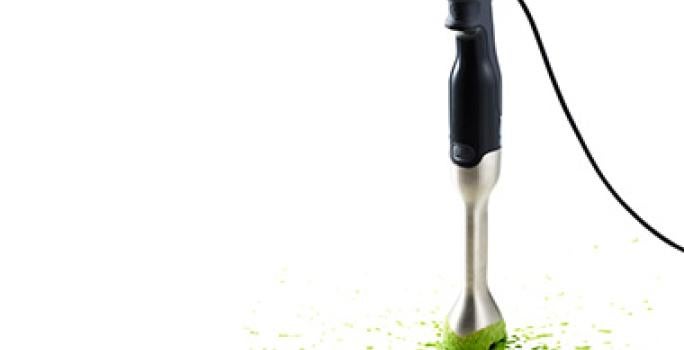 Licuadora de inmersión con salsa verde Licuadora de inmersión con salsa verde