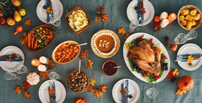 Mesa diferentes platos de comida típica de Estados Unidos Mesa diferentes platos de comida típica de Estados Unidos