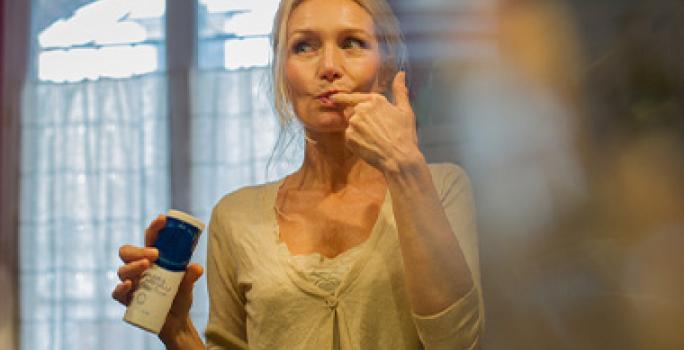 Mujer en cocina degustando sabor umami Mujer en cocina degustando sabor umami