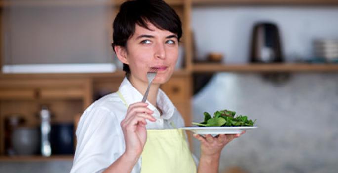 Mujer probando plato con sabor umami Mujer probando plato con sabor umami