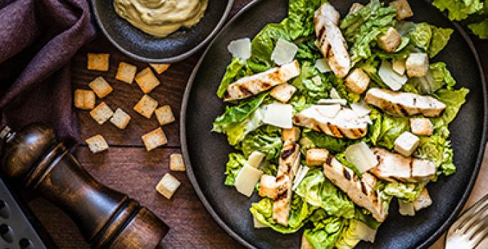 Las ensaladas combinan de maravilla con los crotones. Ensalada con pollo y crotones hechos con pan duro.