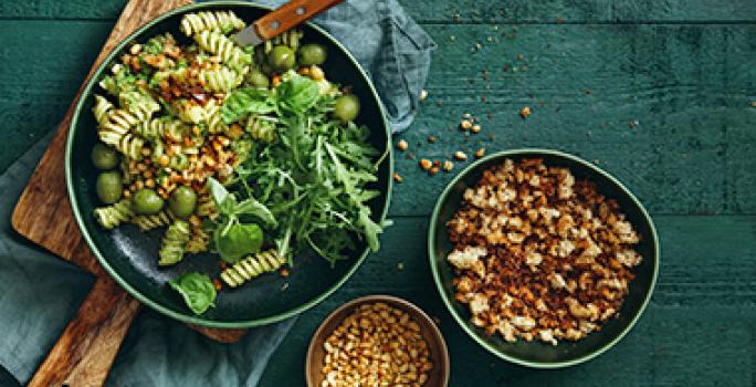 Las migas de pan son muy ricas en una ensalada. Ensalada con pasta, aceitunas y migas de pan.