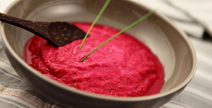 Plato con puré de betarraga colorantes comestibles Plato con puré de betarraga colorantes comestibles