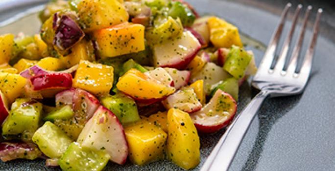 La mezcla de verduras y mango en ensaladas es una receta que vale la pena probar. Ensalada con mango y rábanos, una receta genial para acompañar un plato fuerte.