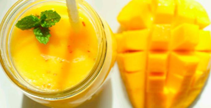 El mango se puede licuar para preparar recetas de bebidas. Smoothie de mango, una receta refrescante.