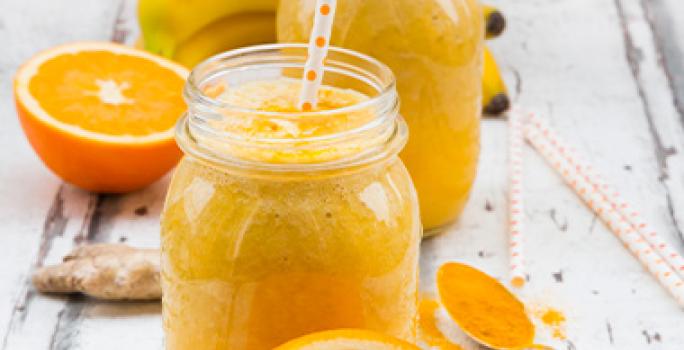 Smoothie de cúrcuma, naranja y banano colorantes comestibles Smoothie de cúrcuma, naranja y banano colorantes comestibles