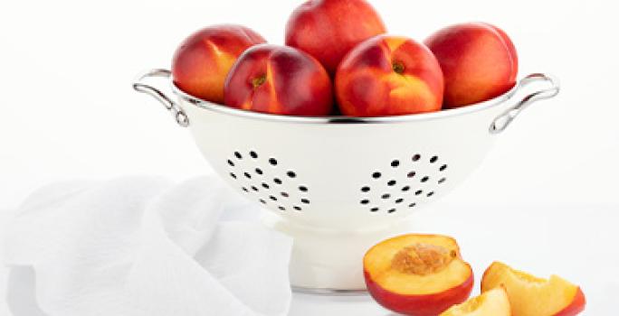 Tipo de colador escurridor con duraznos Tipo de colador escurridor con duraznos