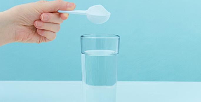Agregar bicarbonato de sodio para cocinar en vaso con agua Agregar bicarbonato de sodio para cocinar en vaso con agua