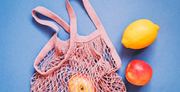 Bolsa reutilizable y frutas cocina ecológica Bolsa reutilizable y frutas cocina ecológica