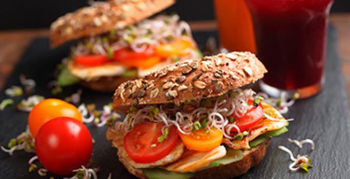 Cómo preparar un sándwich de pollo con tomate Cherry y bebidas Cómo preparar un sándwich de pollo con tomate Cherry y bebidas