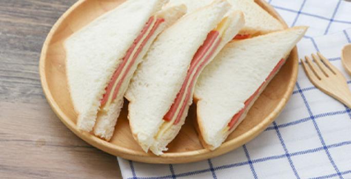 Cómo preparar un sándwich relleno de jamón y queso Cómo preparar un sándwich relleno de jamón y queso