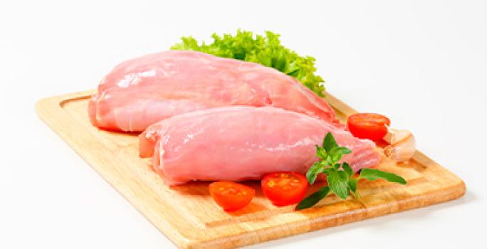 Filete de conejo crudo con tomate y lechuga contaminación cruzada Filete de conejo crudo con tomate y lechuga contaminación cruzada