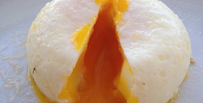 Los huevos poché se preparan en agua. Un huevo escalfado con la yema semilíquida.