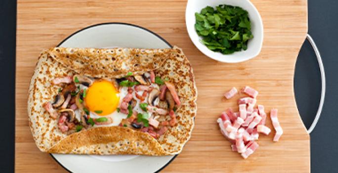 Una ventaja de las formas de hacer huevos es que se pueden combinar con distintos ingredientes. Huevo frito en una crepe con jamón.