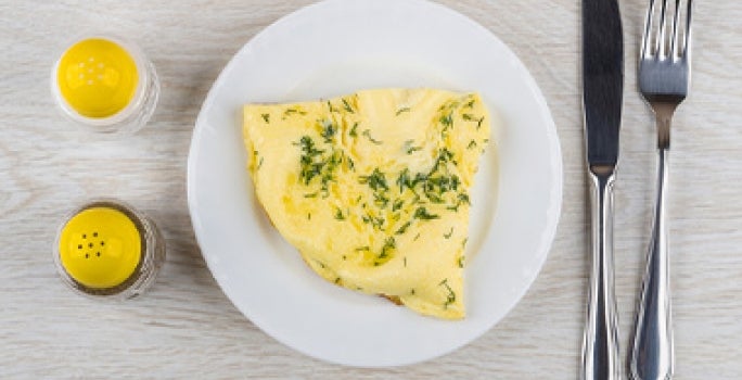 El omelette es una forma de hacer huevos que permite añadir distintos ingredientes. Un omelette con sal y pimienta, una forma de hacer huevos.