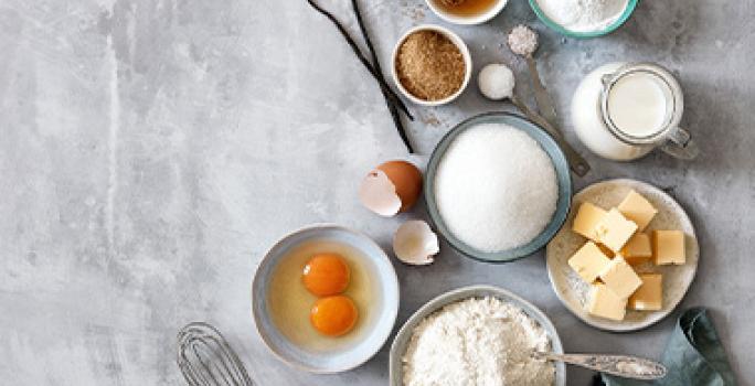 Huevo, mantequilla, harinas y bicarbonato de sodio para cocinar Huevo, mantequilla, harinas y bicarbonato de sodio para cocinar