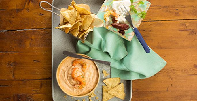 Se puede hacer un paté con camarones. Paté de camarones con totopos.