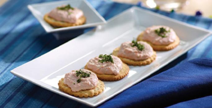 El paté se puede servir en galletas. Paté servido en galletas.