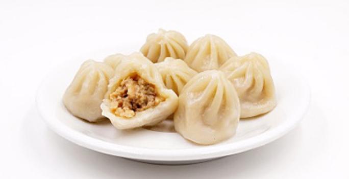 Plato con dumplings rellenos de carne picada Plato con dumplings rellenos de carne picada