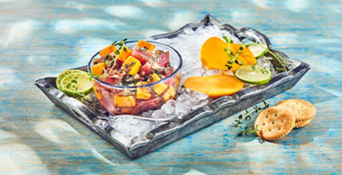 Dependiendo de la receta de ceviche, se usan distintos pescados. Una receta de ceviche con atún y mango, una gran combinación de sabores.