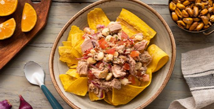 Dependiendo de la receta de ceviche, hay distintos juegos de texturas. Una receta de ceviche con atún, verduras y chips de plátano.