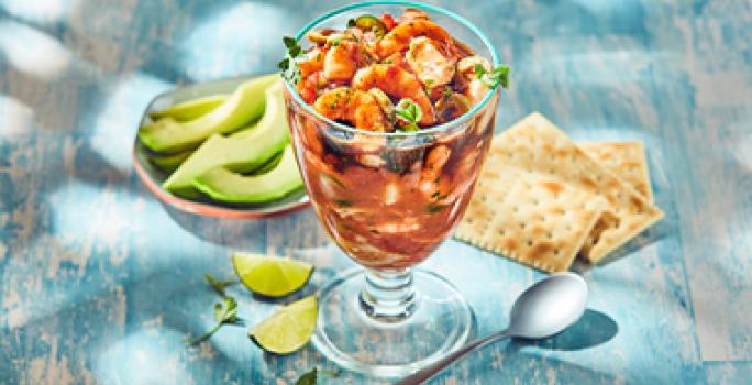 Hay recetas de ceviche más allá de los pescados, por ejemplo, con mariscos. Una receta de ceviche con camarones y tomates.