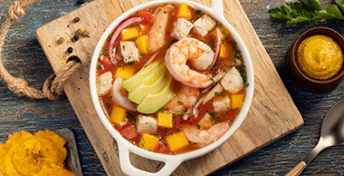 Hay recetas de ceviche que combinan pescados y mariscos. Una receta de ceviche con camarones, pescado y mango.