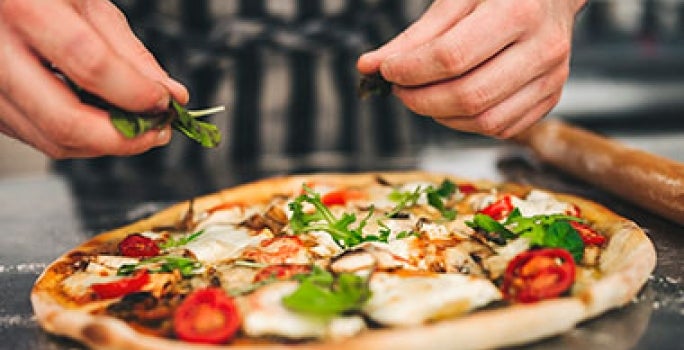 La pizza, los quesos y las pastas son muy importantes en el turismo gastronómico de Italia. Una pizza italiana tradicional con verduras y queso, un atractivo del turismo gastronómico.