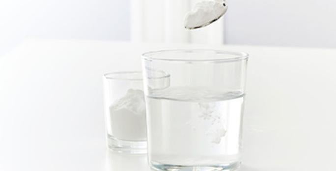 Vaso y cuchara para disolver bicarbonato de sodio para cocinar Vaso y cuchara para disolver bicarbonato de sodio para cocinar