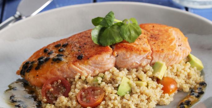 Salmón sellado con Salsa de Maracuyá y Quinoa